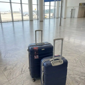 deux valises tittou incassable de couleur bleu marine avec bande blanc cassé (grande et moyenne)