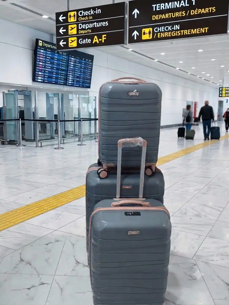 Siri de trois valises tittou incassables et démontables de couleurs gris et bande rose