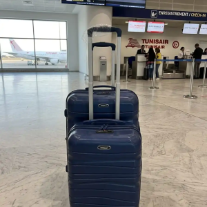 deux valises tittou incassable et démontable de couleur bleu marine (grand et moyenne )