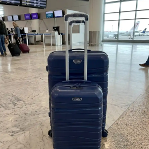 deux valises tittou incasable de couleur bleu marine moyenne et petite