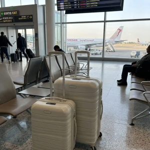 deux valises tittou incassable et démontable de couleur blanc cassé (grand et moyenne )