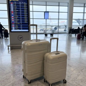 deux valises tittou incassable de couleur blanc cassé grande et petite