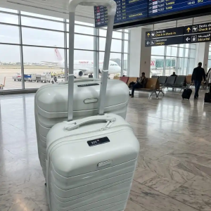 deux valises tittou incassable et démontable de couleur blanc cassé moyenne et petite