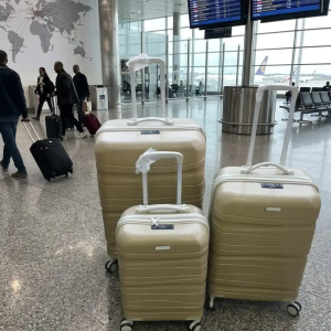 Siri de trois valises tittou incassable et démontable de couleur beige champagne avec une bande blanc cassé